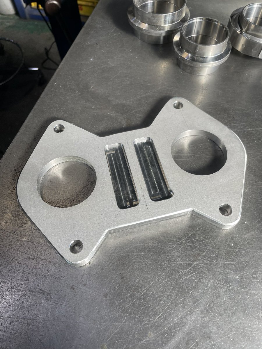 皆様おはようございます
ステンレスの厚さ10ミリは手強かったでございます…
外注で抜いてもらう
頭は常にありません…