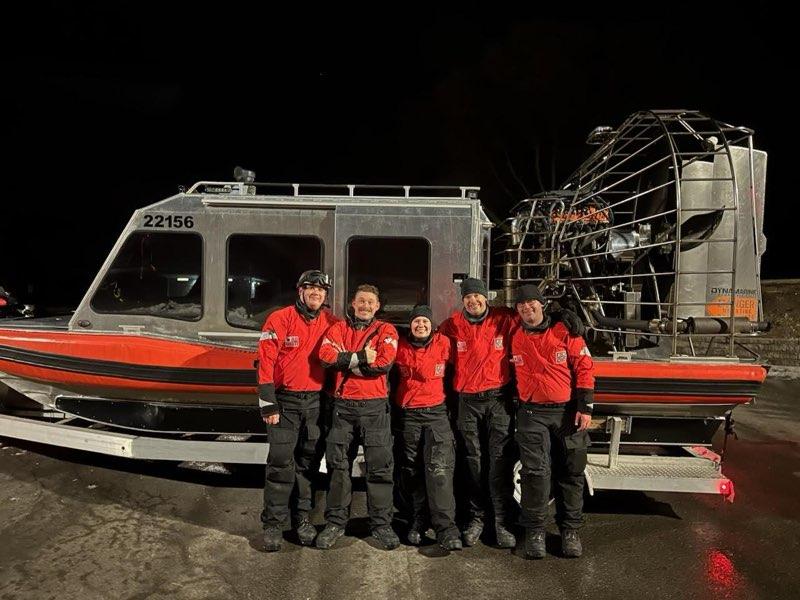 (1/2) BZ #USCG STA #Marblehead and AIRSTA #Detroit after report received at 4:34 p.m. from #CatawbaIsland State Park Police of 4 people stranded on an ice floe #LakeErie 

@USCG launched a crew from STA and helo from AIRSTA. Catawba Island PD, FD, EMS and #Ottawa fire responded. https://t.co/QjZH9tkwjH