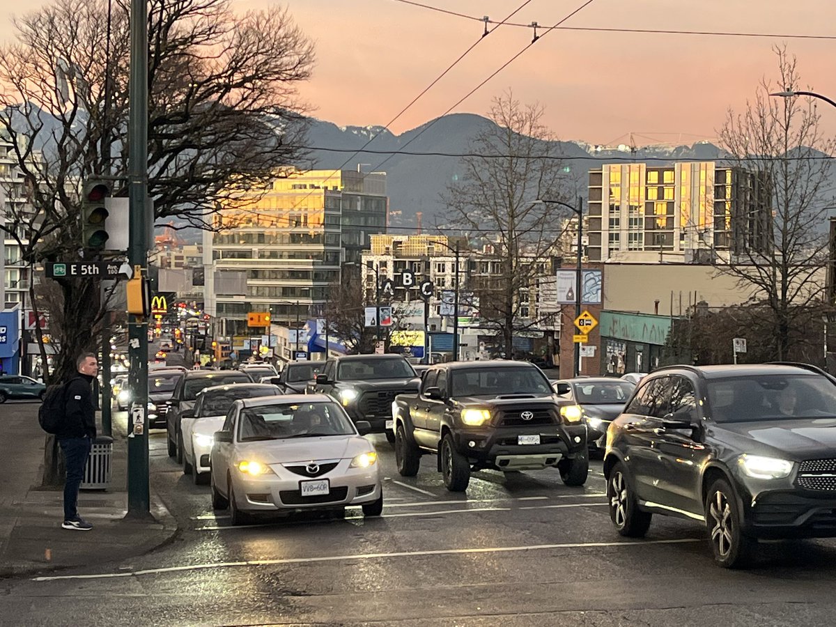 The curb lane is a signed bus lane. SB Main at 5th <a href="/MVTP_TMET/">Transit Police-Targeted Mobile Enforcement Team</a> @TransitPolice <a href="/VPDTrafficUnit/">VPD Traffic Section</a> <a href="/MovementYVR/">Movement: Metro Vancouver Transit Riders</a>