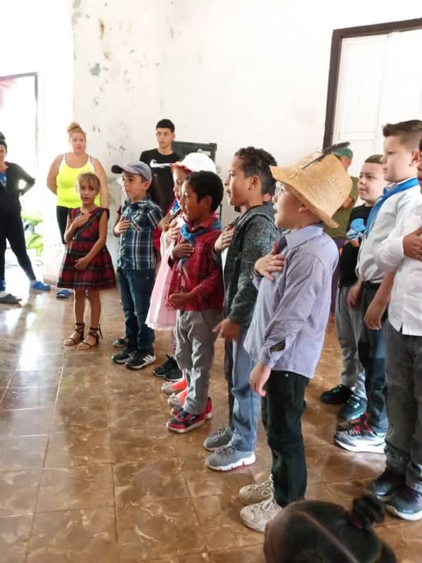 IrisQui98294692's tweet photo. #TVYumuri Versos sencillos de José Martí hoy en la conmemoración en #ColonEnVictoria del aniversario 172 de su natalicio, "cultivo una rosa blanca en Julio como en enero para el amigo sincero que me da su mano franca.."
#CubaViveSuHistoria
#MatancerosEnVictoria
@naisa_zulueta https://t.co/x2e7mEFZP5