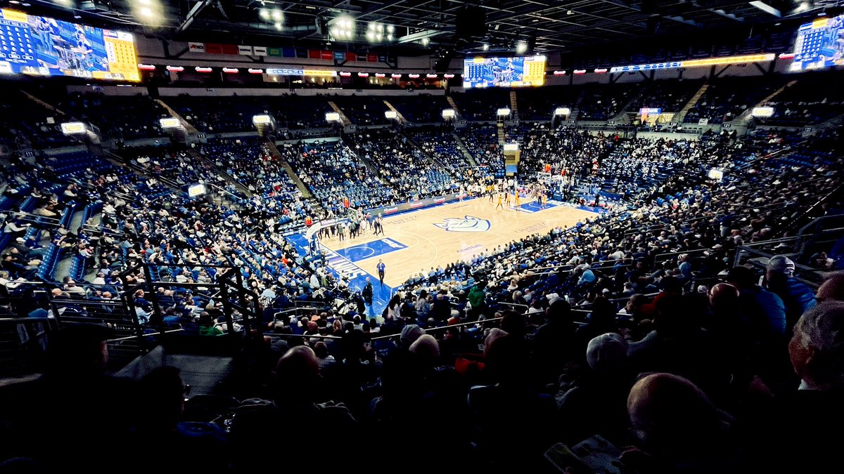 TheZinnMaster's tweet image. Nice crowd on hand at @ChaifetzArena for tonight’s #SLU game vs. #VCU.