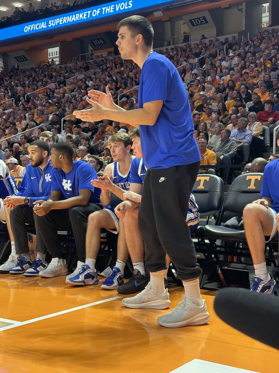 MichaelEppsTV's tweet photo. Kerr Kriisa after Amari Williams hit a free throw: “happy birthday” 😂 (yes it is Amari’s birthday today)

He’s bringing great energy on the bench as he always does, making the other guys standup sometimes too and get hype. #BBN @FOX56News https://t.co/r2WvIHIUXe