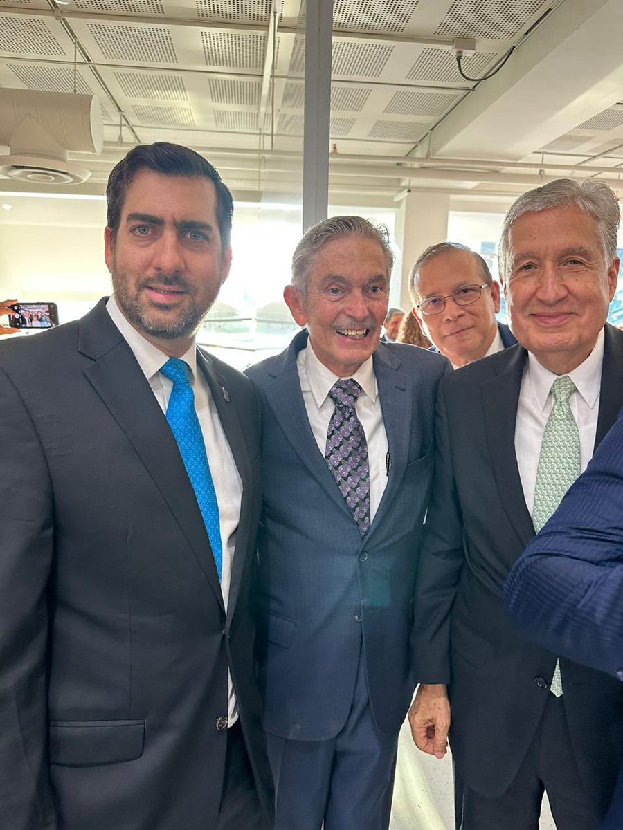 jpmurra's tweet photo. Con profunda tristeza por la partida de David Noel Ramírez, rector emérito del Tecnológico de Monterrey.

Un extraordinario profesor, líder generoso y comprometido, con un gran sentido humano. Su legado ha transformado al Tec, organizaciones de la sociedad civil y a nuestras comunidades. Deja huellas profundas en sus miles de alumnos y colaboradores. 

Profe, gracias por tanto. Un honor y un privilegio coincidir. Tus ideas, valores y ejemplo serán siempre una brújula y una guía. Seguirás presente en nuestros corazones.

Mis oraciones por Maca, sus hijos y nietos, y por todos aquellos cuyas vidas enriqueció.