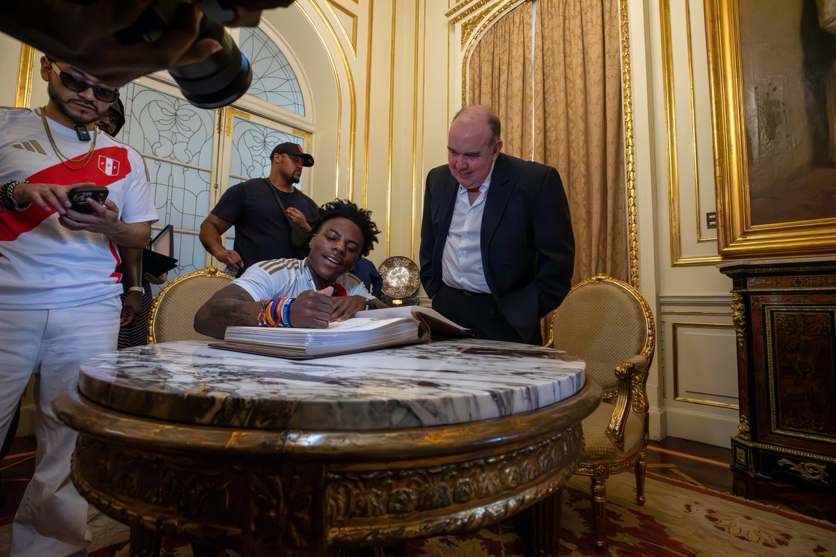 MuniLima's tweet photo. ¡Speed, embajador turístico de la Ciudad de los Reyes! 

En su visita por Sudamérica, el famoso Darren Watkins Jr., conocido como IShowSpeed, acompañado por el streamer  y youtuber peruano, Zein, fue recibido por el alcalde, @rlopezaliaga1, quién le dio este importante título. https://t.co/YE68cqUv3x