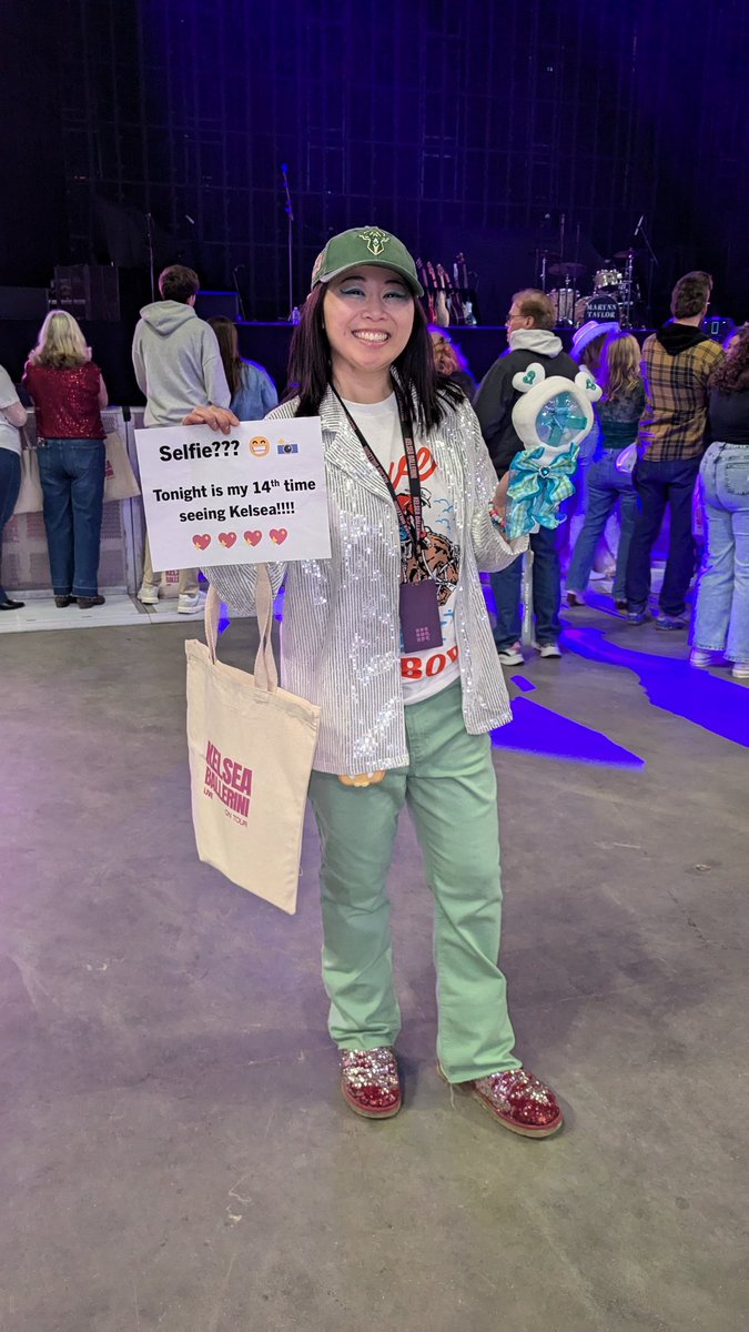 <a href="/KelseaBallerini/">Kelsea Ballerini</a> Giant Kelsea head couldn't come in but that's ok 😆 Milwaukee was so fun 💚💚💚