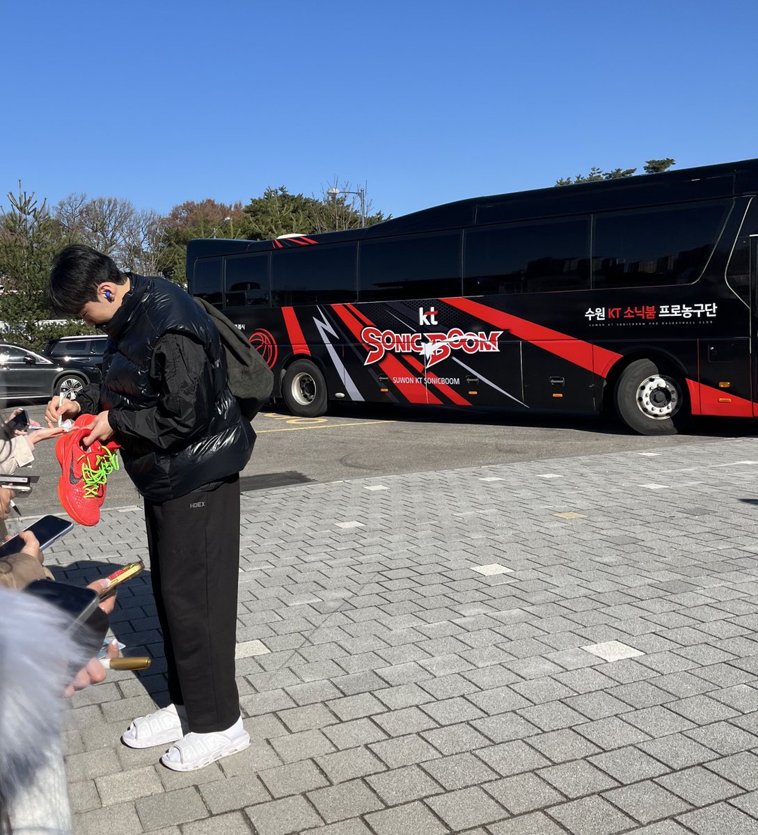 사실 그동안은 농구를 보고있었습니다.. 🏀
농구는 KT를 젤 좋와합니다
소닉붐 화이탱… 🥹