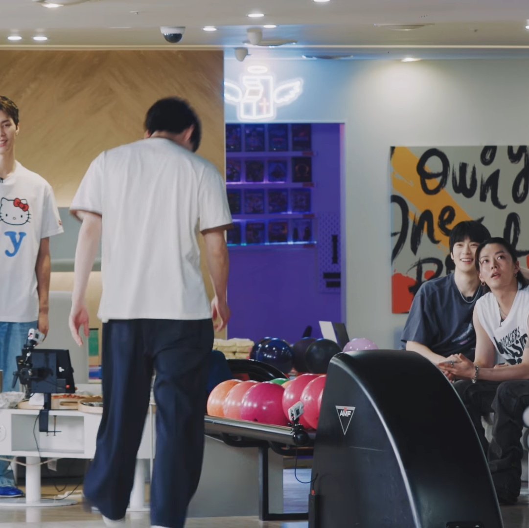 한 남자는 맨날 저런 눈빛으로 보는데 한 남자는 그걸 몰라 영원히....
그리고 나는 그걸 ㅈㅉ 좋아해 ...