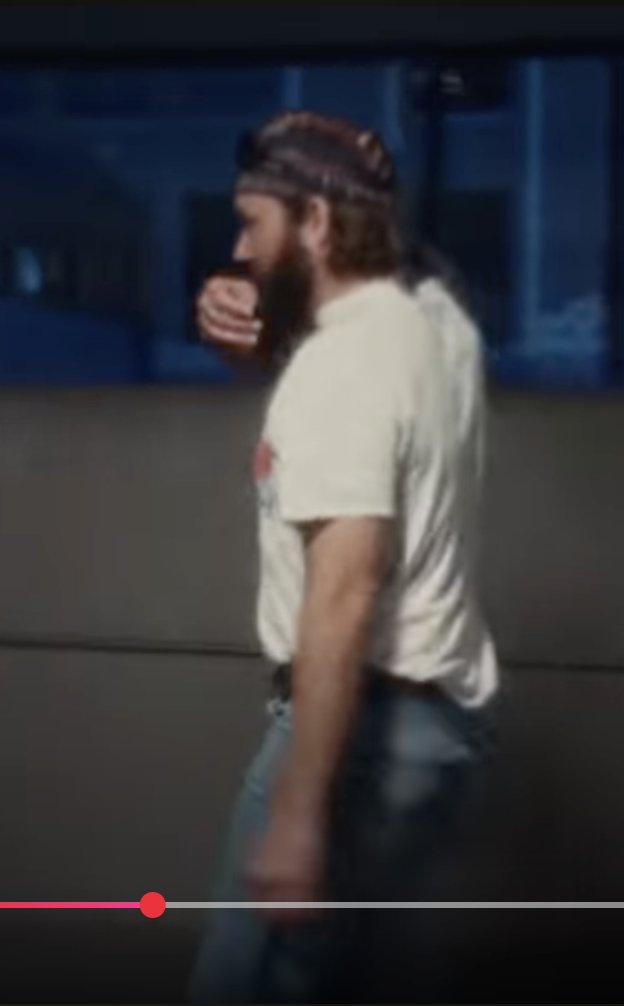 iket kepala dari indonesia masuk ke video clip band australia, salah satu personil Ocean Alley terlihat menggunakan ikat kepala khas salah satu daerah di pulau jawa, lebih lengkap bisa dilihat di link berikut youtube.com/watch?v=ImOq4q…