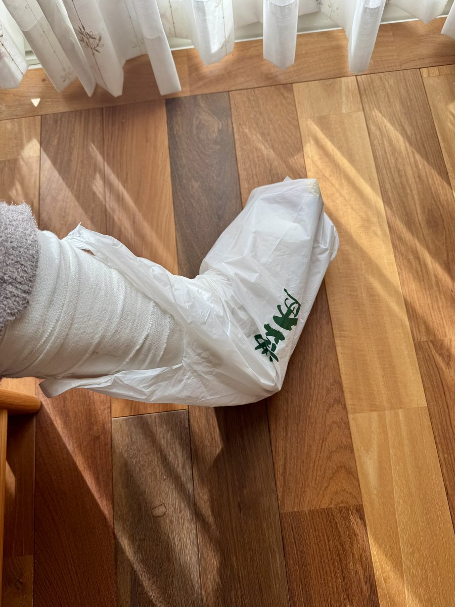 michinara3's tweet image. 中くらいの酒瓶入れる袋がギプスの雨避けにちょうど良い 😃