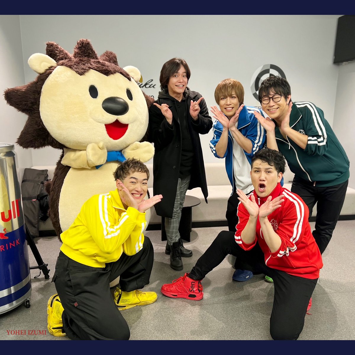IzumiYohei_'s tweet photo. 『夜のSHOWTIME』で御一緒している #夕焼け小焼けーズ のLIVEにお邪魔しました🎵

いつも番組で会う時と違う一面見せてくれたかと思えば変わらないところに安心したり✨
楽しかったぁ～😃
ありがとう😉👍️🎶

来月(2/9(日)23:30) #夜のSHOWTIME でまた一緒に歌えるのが楽しみです🎶

#泉見洋平 https://t.co/220f5eSwa0
