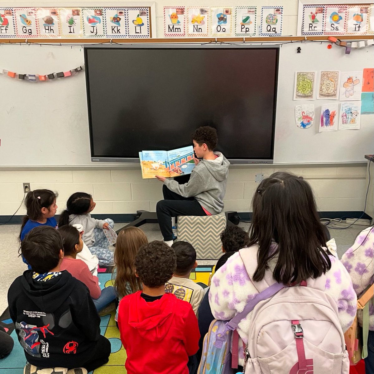 GloriaJCSL's tweet image. We had a special #guestreader during today’s #letsread tutoring session. When this current 8th grader was in kindergarten, he was taught by our head tutor. @HHESHUSKIES @csconnect_mcps