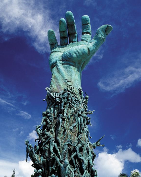 「The Sculpture of Love and Anguish」
 
フロリダ州マイアミビーチに位置する記念碑The Holocaust Memorial中心に位置する、巨大な腕が天に向かって伸びている彫刻。ホロコーストで迫害や殺戮行為の犠牲となったユダヤ人たちの苦しみと希望を象徴している。
snaplace.jp/the-holocaust-…

#シンエヴァ