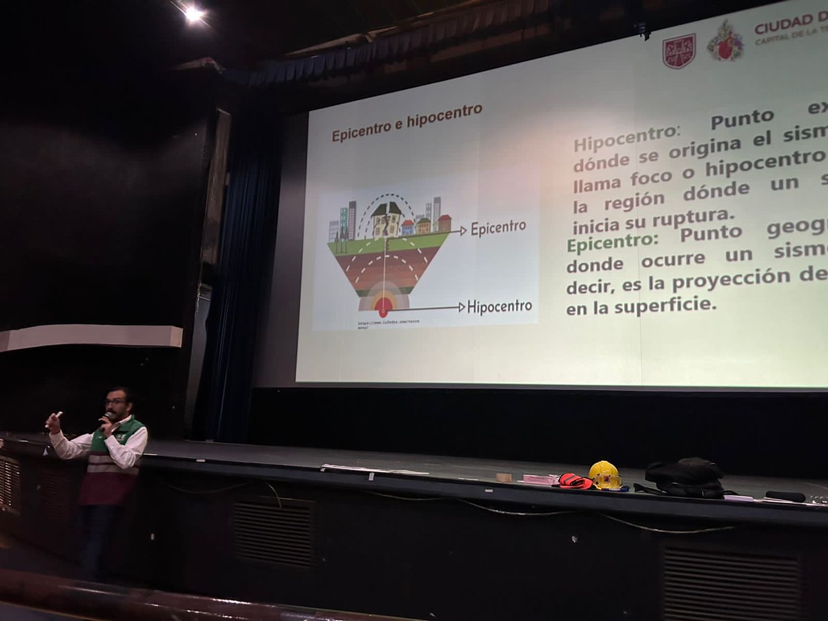 evelyn_parraA's tweet photo. ✅ Capacitación para un Venustiano Carranza más seguro 🏡⚠️

En Venustiano Carranza, la seguridad de nuestras familias es prioridad. Hoy nuestro valiente equipo de Protección Civil se fortaleció con el curso “Recomendaciones y Evaluación de Viviendas en Riesgo”. 💪👷‍♂️

Con más preparación, más prevención y más acción, seguimos trabajando por un municipio más seguro para todas y todos. ¡Cuenten con nosotros! 🔥🚧

#VenustianoCarranzaSeguro #ProtecciónCivilVC #GobiernoCercano