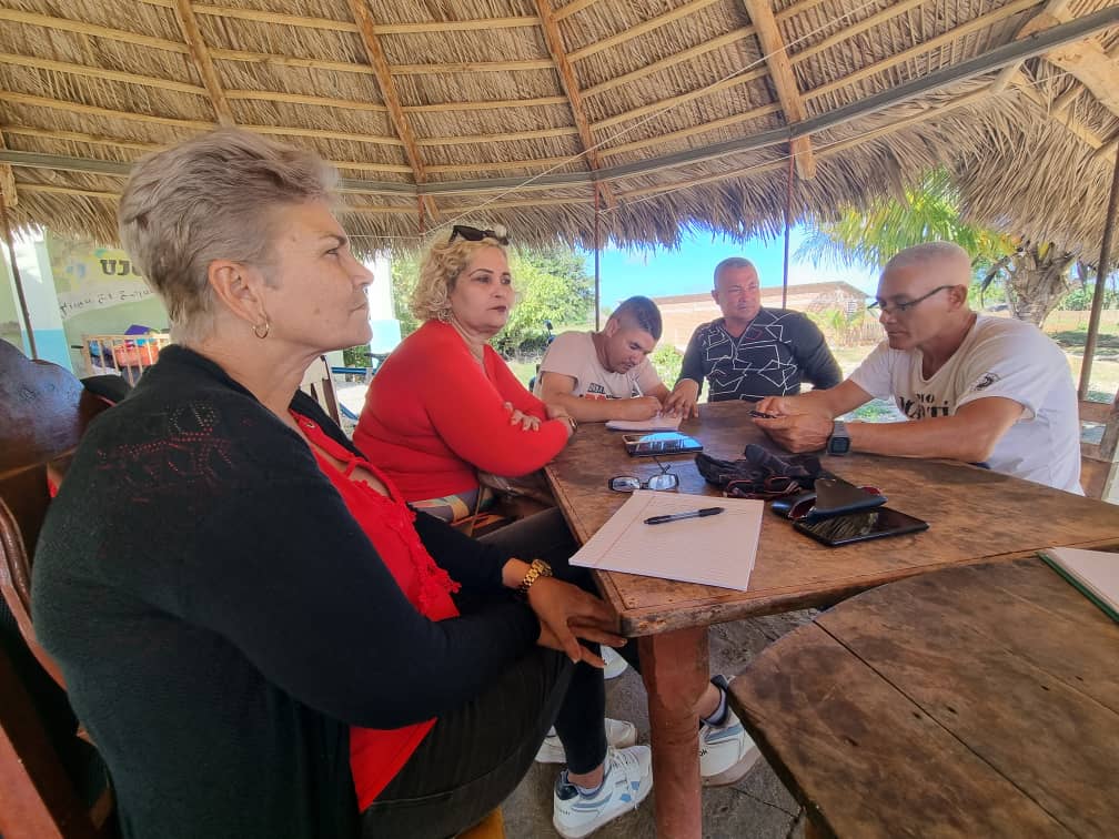 labrada_loren's tweet photo. De recorrido e intercambio con productores/as de la finca "El Esfuerzo", reunión para la puntualización de acuerdos de cara al próximo arribo de tecnologías  que beneficiarán a este escenario de implementación #FRE #JesúsMenéndez #GenteQueSuma #DesarrolloTerritorial https://t.co/sKWglY7UpT
