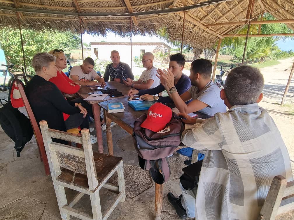 labrada_loren's tweet photo. De recorrido e intercambio con productores/as de la finca "El Esfuerzo", reunión para la puntualización de acuerdos de cara al próximo arribo de tecnologías  que beneficiarán a este escenario de implementación #FRE #JesúsMenéndez #GenteQueSuma #DesarrolloTerritorial https://t.co/sKWglY7UpT