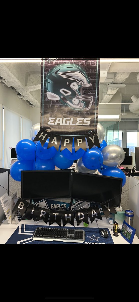 dvnagslle's tweet photo. When your co worker is a huge ass cowboys fan so his bday is tomorrow &amp; my mgr gets him eagles decorations 😭🤣🤣🤣🤣 https://t.co/mycH070DZP