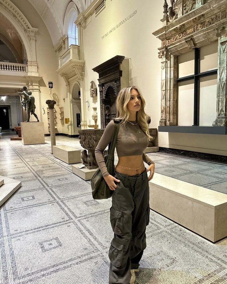 Anya "Annie" Hazel Bone

Daughter of <a href="/MafiaAtHeart/">Reggie Bones</a>

Witch (Obscurial)

Researcher

Insomniac

MS 

Multiverse

Freelance (Contracted to Ministry of Magic)

Horrible with directions

<a href="/TempsDesireRPG/">𝑻𝒆𝒎𝒑𝒕𝒂𝒕𝒊𝒐𝒏𝒔 𝑫𝒆𝒔𝒊𝒓𝒆.</a>

Not Lily ROWLAND