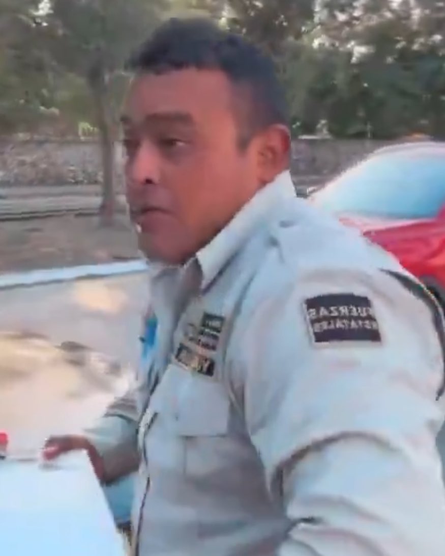 breakingitnews's tweet photo. Dónde están los mexicanos que no se dejan y que ponen en su lugar a cualquier extranjero que maltrata, minimiza y ofende a un MEXICANO?

Niurka es CUBANA y van a dejar que se burle de un policía que hacía su trabajo en #Mexico 
Pero que tal andan con #EmiliaPérez 
#NiurkaMarcos https://t.co/TDUDzpKtfC
