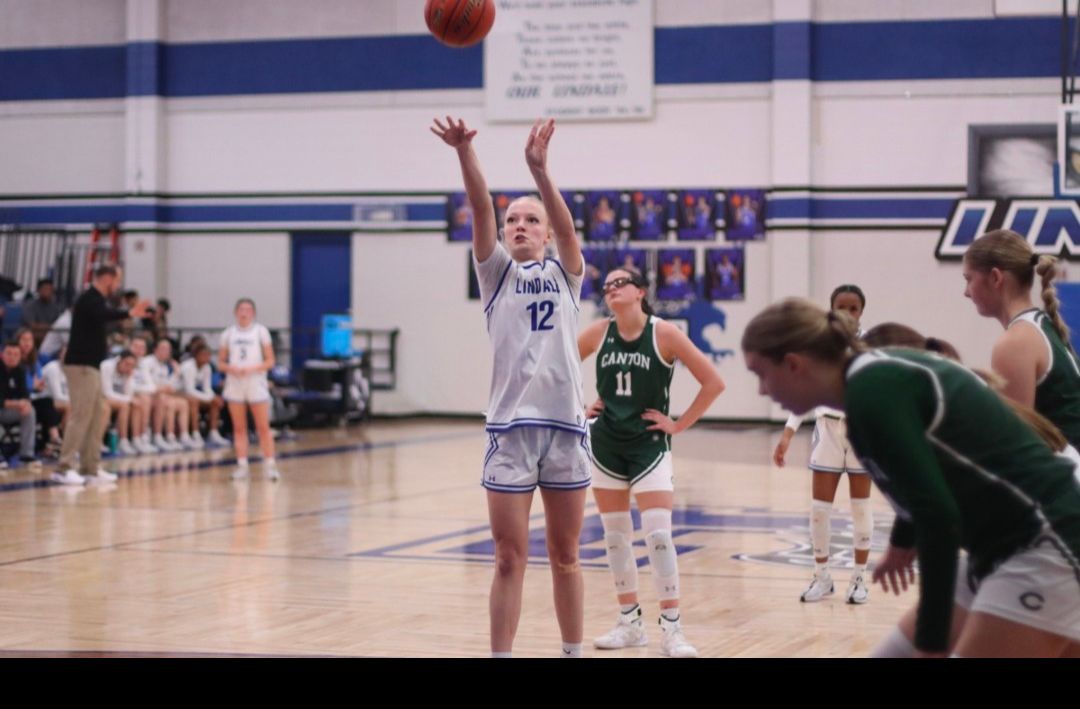 Junior Abigail Lee shoots a free throw tonight against Canton. Unfortunately, the Lady Eagles fall 28-41. 📸Rylee H.