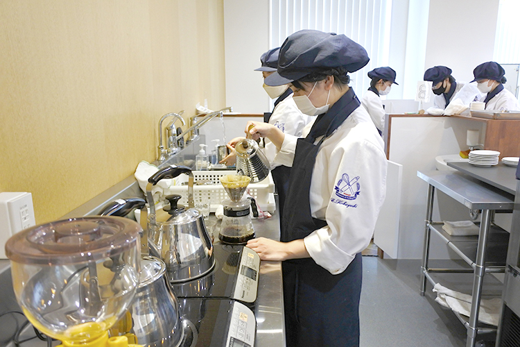 製菓・製パン科がカフェ実習を実施☕ 
🔽詳しくはこちら🔽
numasen.ac.jp/2025/01/29/%e3…
#沼津 #沼情 #沼津情報ビジネス専門学校 #専門学校 #専門学校生 #製菓専門学校 #パティシエのたまご #実習 #実習風景 #授業風景 #カフェ #スイーツ作り #接客 #コーヒー #ケーキ #デザート #カフェ実習