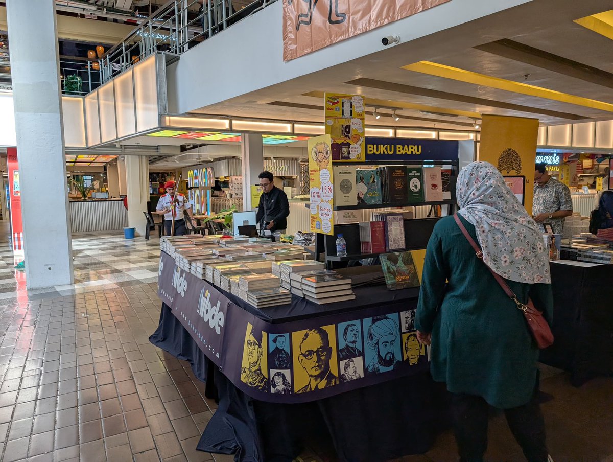 BukuIBDE's tweet image. Anda mahu Kuala Lumpur Alternative Bookfest (KLAB)?

Hari pertama KLAB 2025 sudah bermula!

📍 Central Market Kuala Lumpur
📅 29 Januari – 2 Februari 2025
🕰️ 10 pagi – 10 malam
📚 No. 16 &amp;amp; 17

Mari kita berjumpa di sana.

#bukuibde #KLAB2025
