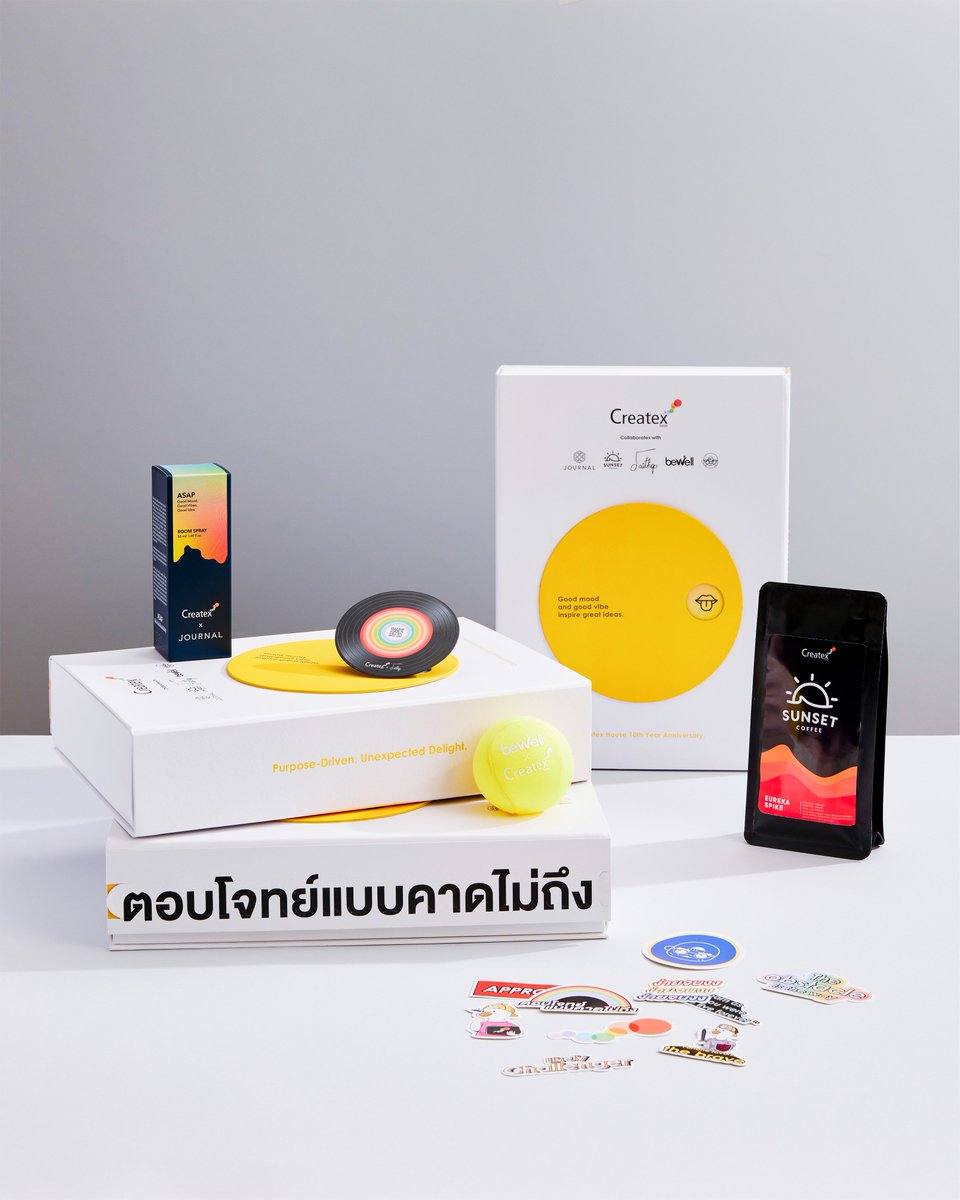 artofth's tweet image. ของขวัญจากคนทำงานสายครีเอทีฟหน้าตายังไง ?
เธรดนี้ชวนมาดูไอเดียน่าสนใจในการคิดของขวัญฉลองครบ 10 ปีจากทีมครีเอทีฟเอเจนซี #Createx เป็นของขวัญที่ช่วยสร้างบรรยากาศในการทำงานผ่าน 5 ประสาทสัมผัส

แถมเป็นการคอลแลบฯ กับ 5 แบรนด์/คน ที่เป็นตัวจริงมาออกแบบโปรเจกต์นี้ด้วย ลองมาดูไอเดียกัน