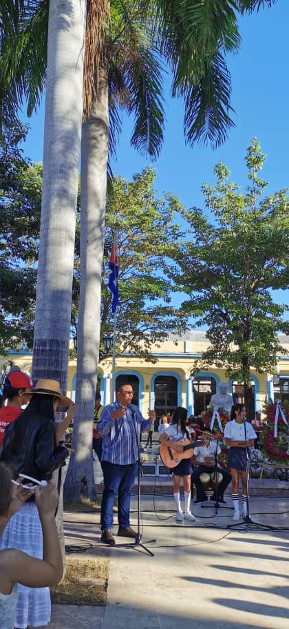 En el aniversario 172 de su natalicio, José Martí, sigue siendo la encarnación de un modelo de ser humano, que es aún una utopía. Rendirle tributo siempre será motivo de orgullo para todas las generaciones de cubanos. 
#MartíVive