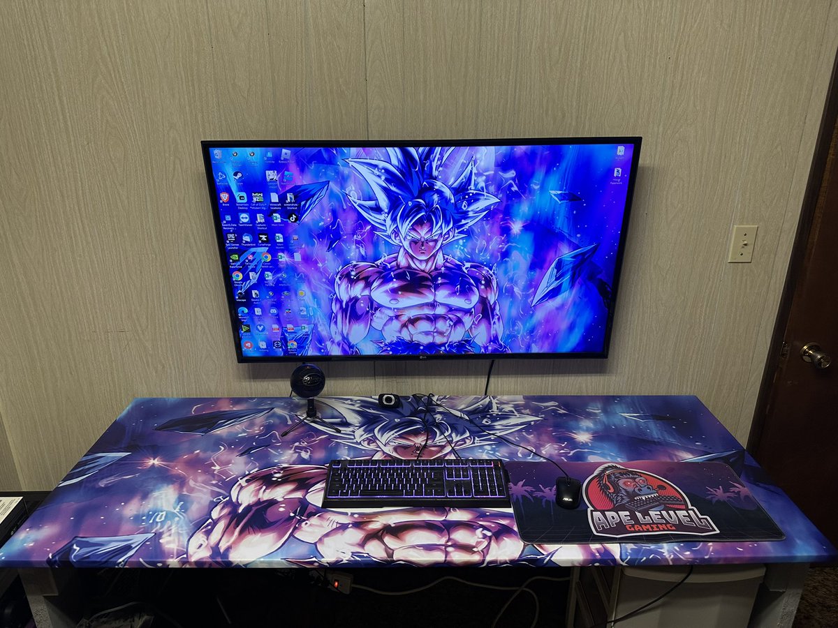 real_chronocc's tweet image. It may be my simple homemade desk, but once I got it wrapped. It became my favourite desk I have ever owned!!! #customdesk #dbz #goku