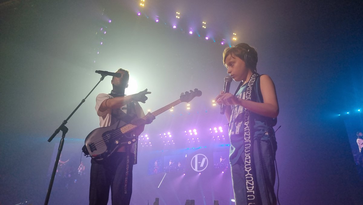 Termina el show, y en su proceso de lo ocurrido, me la cierra co : "This is the power of being bilingual" -Max jaja #max21pilots #21pilotsargentina #21pilotsmax #21pilotsfriend