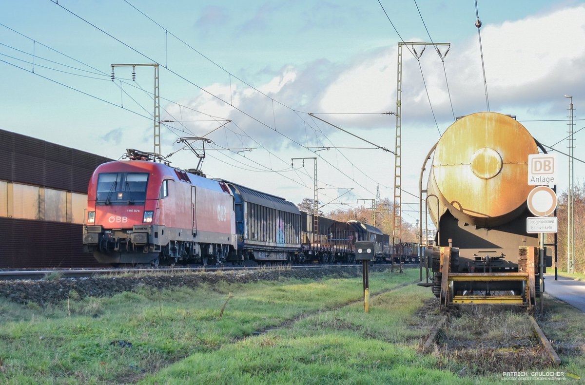 Patrick_Spotter's tweet photo. #Regensburg 04.12.2024,
Die #ÖBB 1116 078 mit einem gemischten Güterzug hier bei Rgb.-#Burgweinting in Fahrtrichtung Obertraubling.
#BR1116 #ELok #Eisenbahn #Güterzug #Bahn #Zug #Train https://t.co/9eUkS488z6