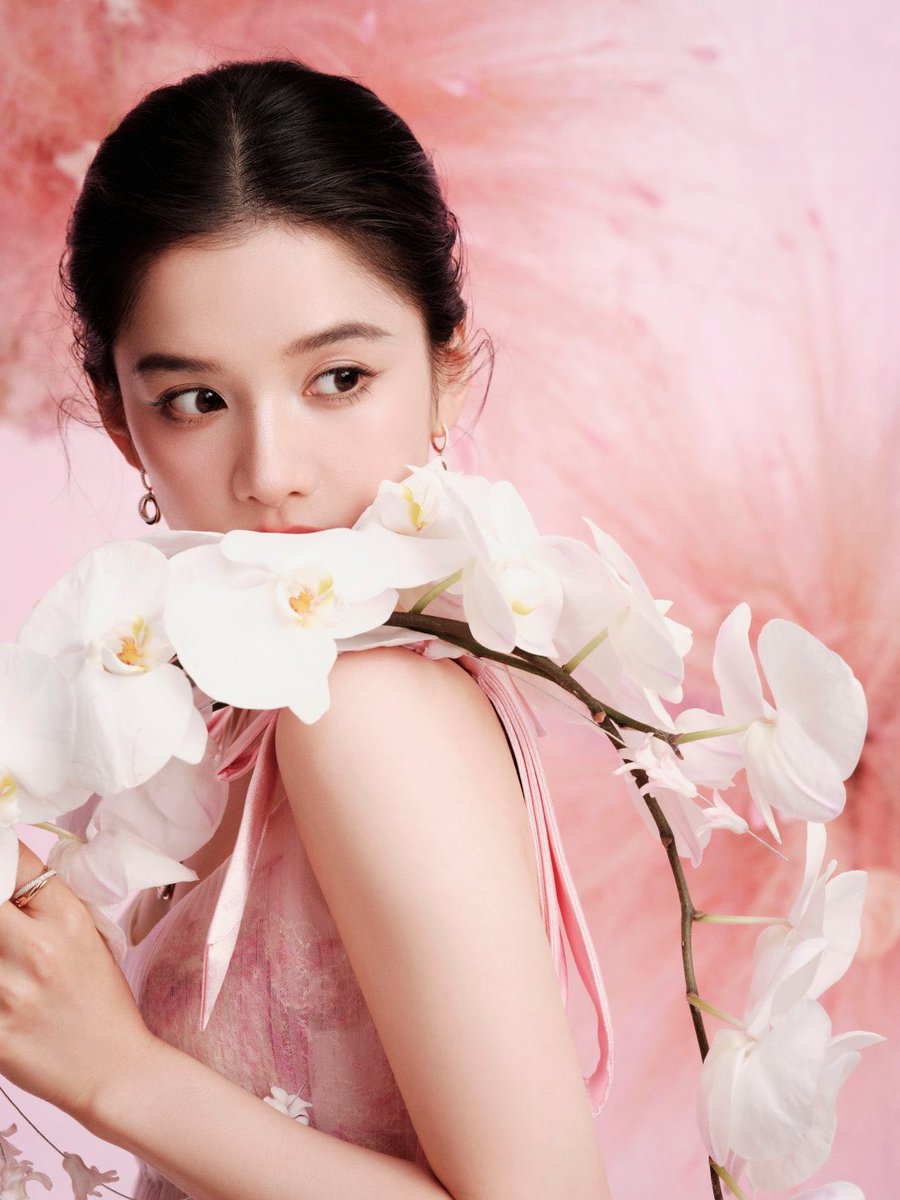 19990710z's tweet photo. 250129 Zhang Jingyi studio update 

Studio shares photoshoot pics of #ZhangJingyi for 百花迎春 - 2025 China Literacy and Art Circles Spring Festival Gala 🩷✨ 

1/3
#张婧仪 https://t.co/TmSh6UNMgZ