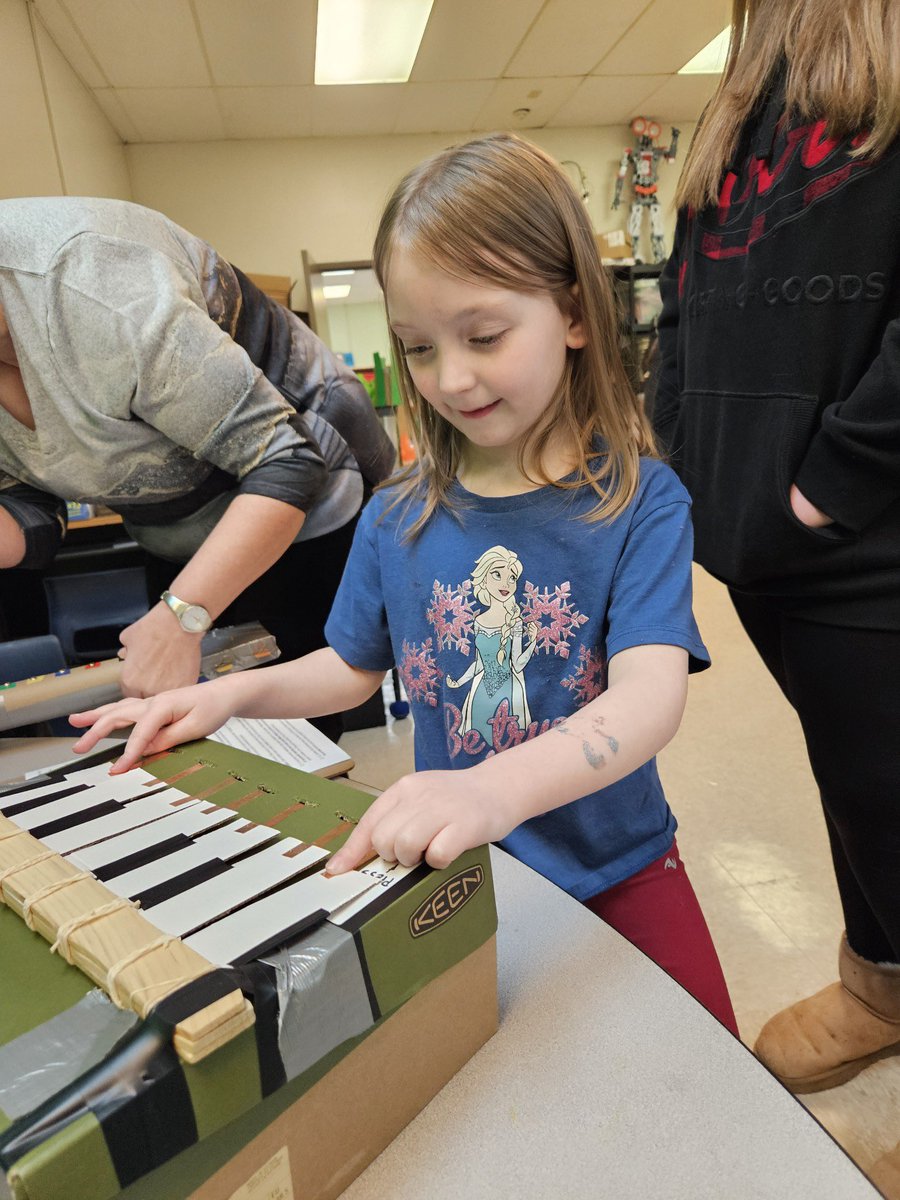 woodlandprim's tweet image. What a fantastic afternoon we had with our Grade 1 students and their special adults! It was wonderful to see so many people come together to celebrate literacy in such a fun and engaging way! 💖#LiteracyWeek #BuildingConnections #LearntobeGreenTogether #EcoSchool @NLSchoolsCA