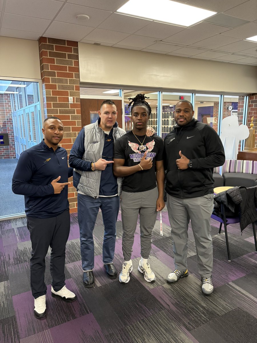 Jordan_Vann_'s tweet image. Thanks for coming by to see me today! @vkehres @CoachFlemWR @CoachNCole @CoachCandle #ONErocket 🚀
