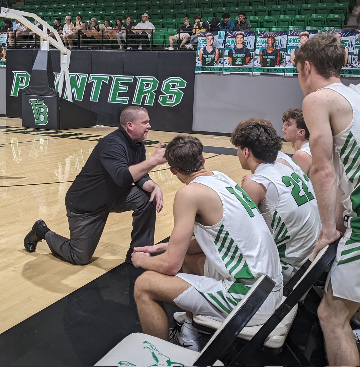 hmcilvain2's tweet photo. Boys final 
Van Buren 64, Siloam Springs 51

@pointerbball get back in the win column behind a monster night from Trenton Cooley (28 PTS, 7 3PM, 3 STL, 2 AST). Gabe Johnson (11 PTS, 9 REB) &amp; A.G. Denton (9 PTS, 6 REB, 6 AST) also key

#ARpreps https://t.co/ODsjw5d0CW