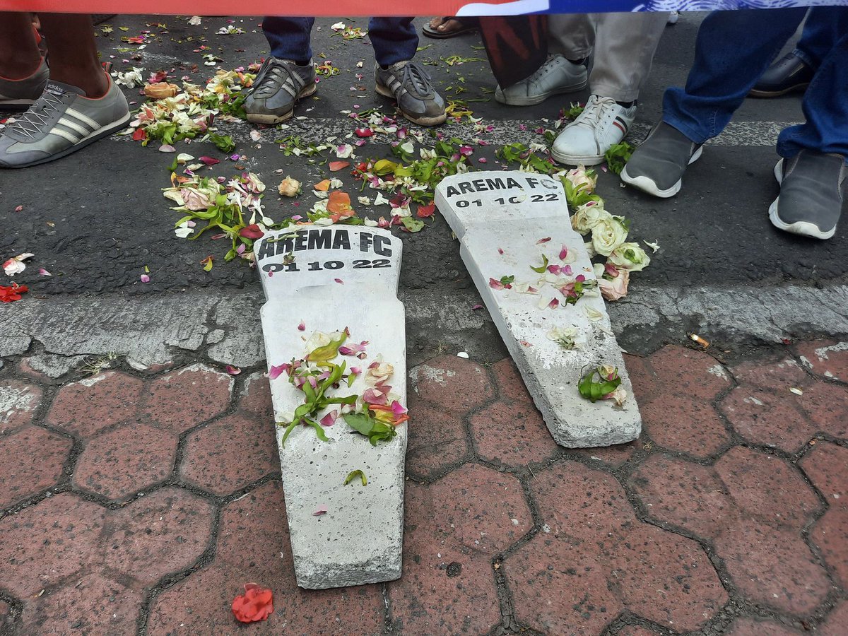 tropicalion's tweet photo. Membakar logo, merayakan kebencian.

Kandang klub sampah, 29 Januari 2023. https://t.co/ZsjkuxxAsT