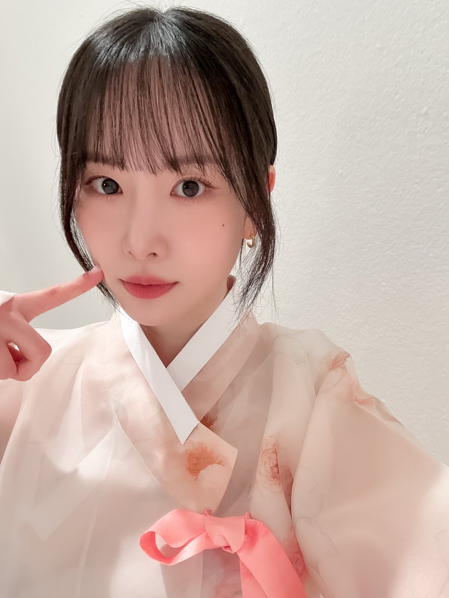 WJSN_Cosmic's tweet photo. [📷]

   /\_/\     
   (˶•o•˶)   똑똑, 한복 셀카 왔습니다🚪
ଘ(ა🎁)

#우주소녀 #WJSN https://t.co/yGE4gOH2wh