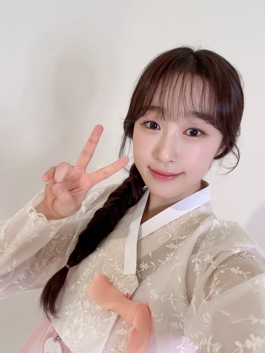WJSN_Cosmic's tweet photo. [📷]

   /\_/\     
   (˶•o•˶)   똑똑, 한복 셀카 왔습니다🚪
ଘ(ა🎁)

#우주소녀 #WJSN https://t.co/yGE4gOH2wh