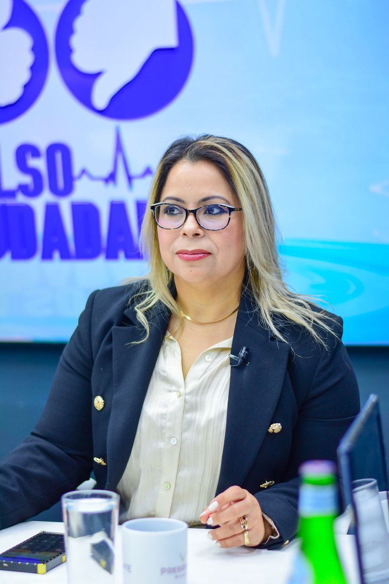 #PulsoCiudadano | “En El Salvador, los ciudadanos le pagamos a los partidos políticos para que nombren funcionarios que nos roben”, expresa la abogada, <a href="/TahnyaPastor/">Tahnya Pastor</a>.