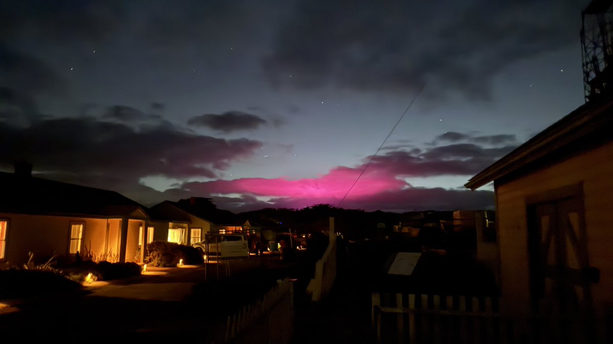 JeffParryPhoto's tweet image. What is that red glow over the Bay Area 1/28/25 6:51 pm from Pigeon Point.