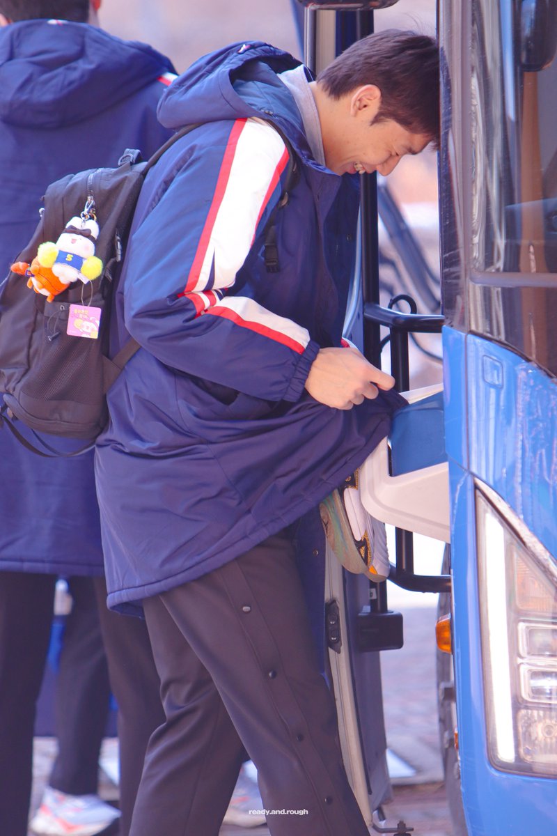 이원석바보ㅠㅠ 버스에서 내리는데 파카에 쓰레기통 뚜껑 껴서 그대로 내림ㅋㅋㅋㅋㅋㅋㅋㅋㅋㅋㅋㅋㅋㅋㅋㅋㅋㅋㅋㅋㅋ