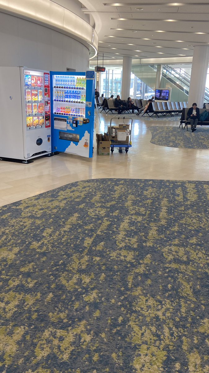 ballsapling's tweet image. LMAO I JUST TRIED USING A VENDING MACHINE THAT WAS WIDE OPEN AND HAD A GUY OPERATING ON IT WITHOUT REALIZING HOW💀💀💀 i bought my tea and the guy walked around and gave me my tea and change 😭😭😭