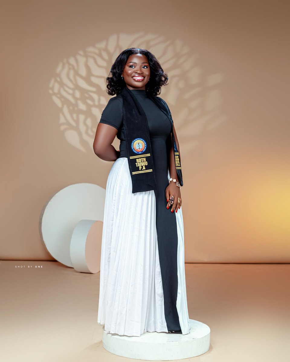 Oluwadamiipe's tweet image. Jehovah came through💐🎓.
Sept 2018 to Jan 2025 took long enough, but here we are❤️.
Unto the next🥂.....
#classof2022