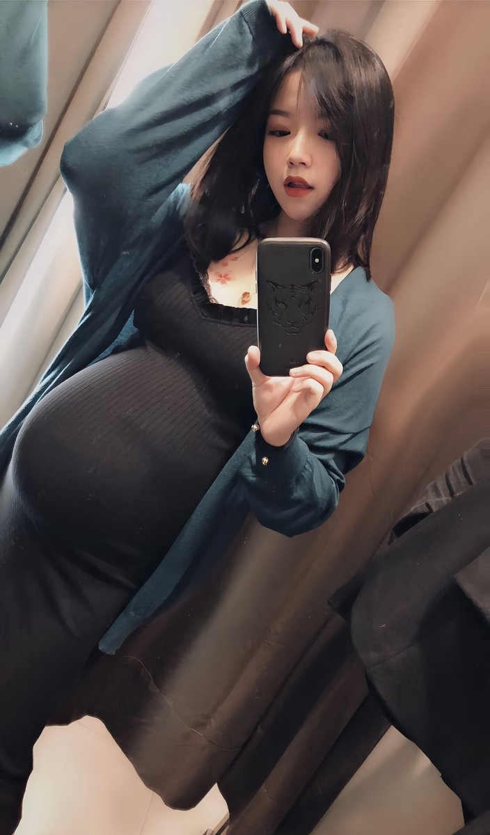 大年初一一大早就遇见了个骚的大肚推友，18岁就被人给内射搞大肚子了，就这骚脸已经能想象得到她双手托着大肚子跪在胯下帮我口的样子了