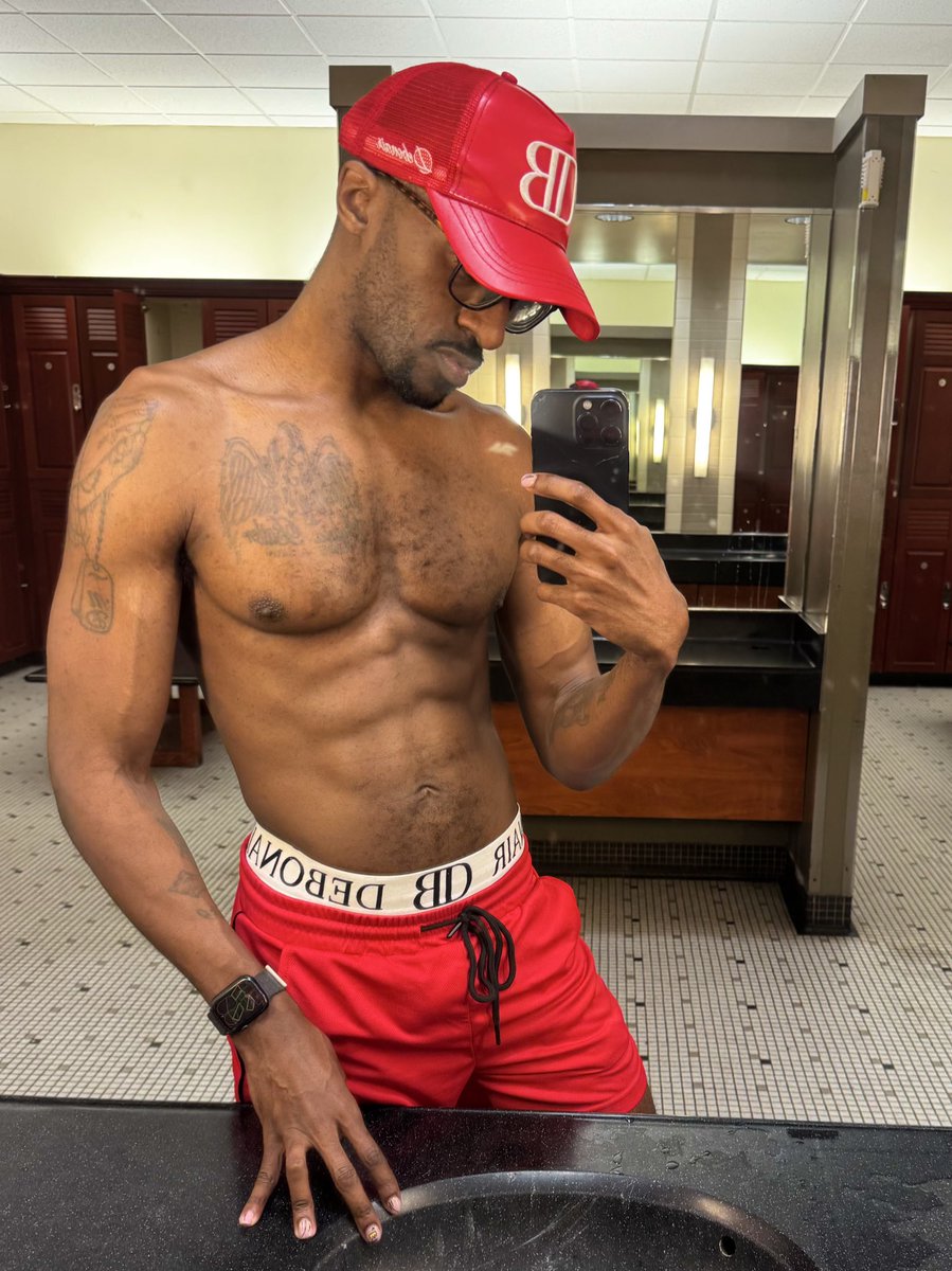 Really trying to transform my body in 2025. Tryna put on like 10 more lbs.