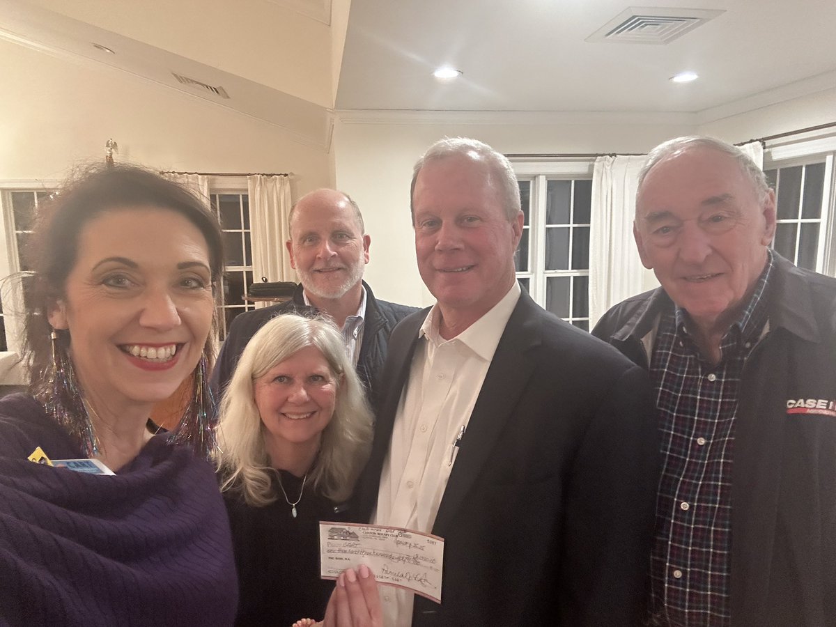 TiffanyErvin's tweet photo. Back #ontheroadagain for @CartFund this week… first stop #ClintonNC sharing my #adventureinservice with their amazing @Rotary Club! Great #peopleofaction! #endalz #keynotespeaker #tiffanystravels https://t.co/U1RLZyZMzn