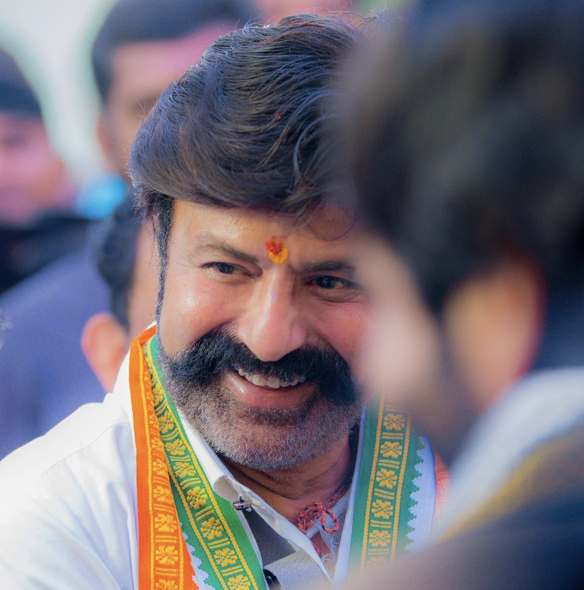 ప్రపంచ సినీచరిత్రలో అనితరసాధ్యంగా యాభైయేళ్లుగా నిరంతరాయంగా సాగుతున్న నటవారసత్వం..
నూటపది సినిమాల కథానాయకత్వం..
ప్రజాసేవ కోసం ప్రతినిత్యం పరిశ్రమించే తత్వం..
రాజకీయ రణరంగంలో గెలుపు మాత్రమే తెలిసిన నేతృత్వం..
కొడుకుగా నాన్నగా అన్నగా తమ్ముడిగా అన్నిబంధాలకూ అనుబంధువుగా