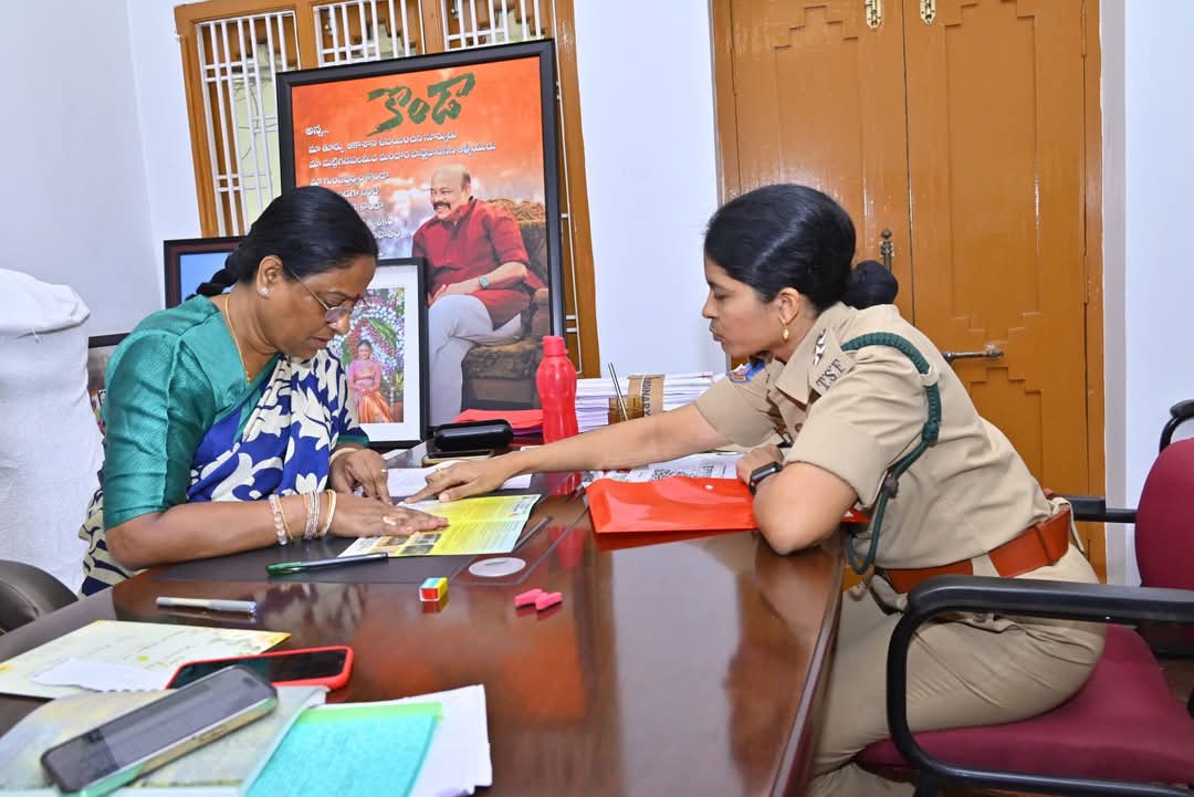 హన్మకొండ కాకతీయ జూలాజికల్ పార్క్ లోని నీల్గాయ్, సాంబార్ డీర్, చౌసింగా, అడవి దున్నలను ఒక్కోటి చొప్పున  దత్తత తీసుకున్నా కొండా సురేఖ గారు. కాకతీయ జూ పార్క్  అసిస్టెంట్ క్యురేటర్ మయూరి  హన్మకొండ రాంనగర్ లోని సురేఖ గారి నివాసానికి వచ్చి వన్యప్రాణల దత్తత ప్రక్రియను
#Teamkonda