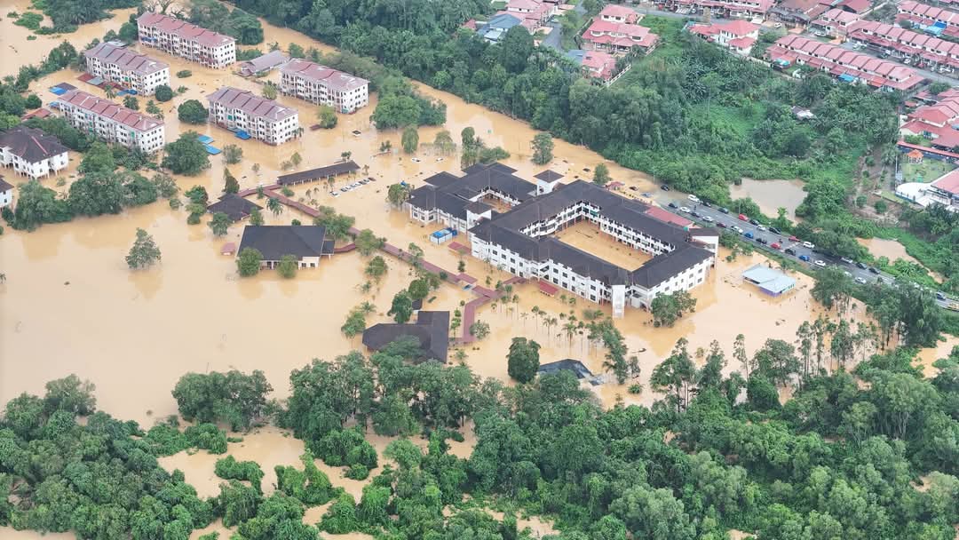 datukhensem's tweet photo. Semoga dipermudahkan urusan penduduk Bintulu Sarawak yang sedang dilanda banjir besar setelah menerima hujan lebat tanpa henti sejak 27 January 2025. https://t.co/VFPsKTt8vZ