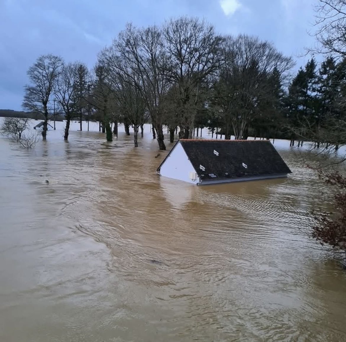 plusdeliens's tweet photo. @AmandineRoy Dépression #Herminia  : l’ouest de la #France  frappé par d’impressionnantes inondations

https://t.co/NvPhQ6a94S

#actualites #NaturePhotograhpy #meteo #Climat https://t.co/hlTVUYddyd