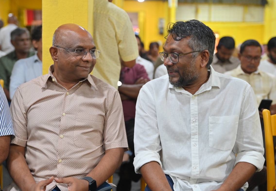 ޖުންޖުލާ ގަދަ ކުރިމަތިވަނީއޭ    
ދުއްވާނު އޮޑި މަޑުކޮށްގެން ނުވާނޭ
ހުންގާނު ތިޔައީ މޮޅު ލަކުޑިއެއްހޭ 
ކޮޅުވަތުގަ ހުރިގޮތް ރަނގަޅަށް ބަލާށޭ

#MDP💛 
<a href="/faya_i/">Fayyaz Ismail</a> 
<a href="/abdulla_shahid/">Abdulla Shahid</a>